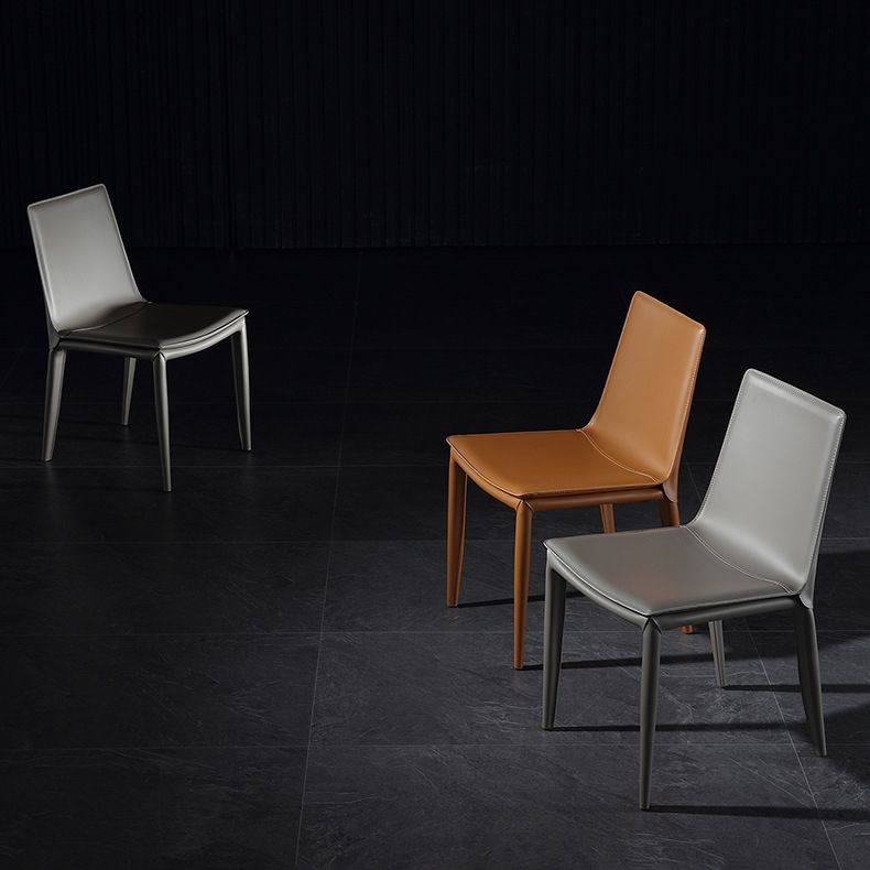 Silla lateral curvada de cuero contemporánea Silla Parsons con acabado mate
