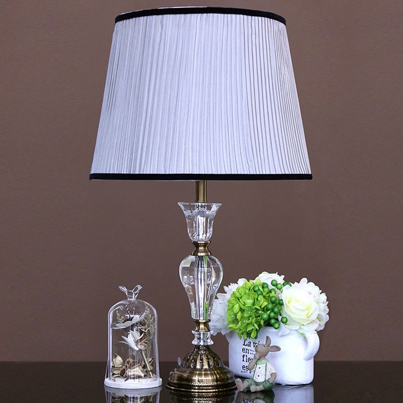 Lampada da scrivania moderna a botte in tessuto con 1 lampadina piccola in viola chiaro con base in metallo
