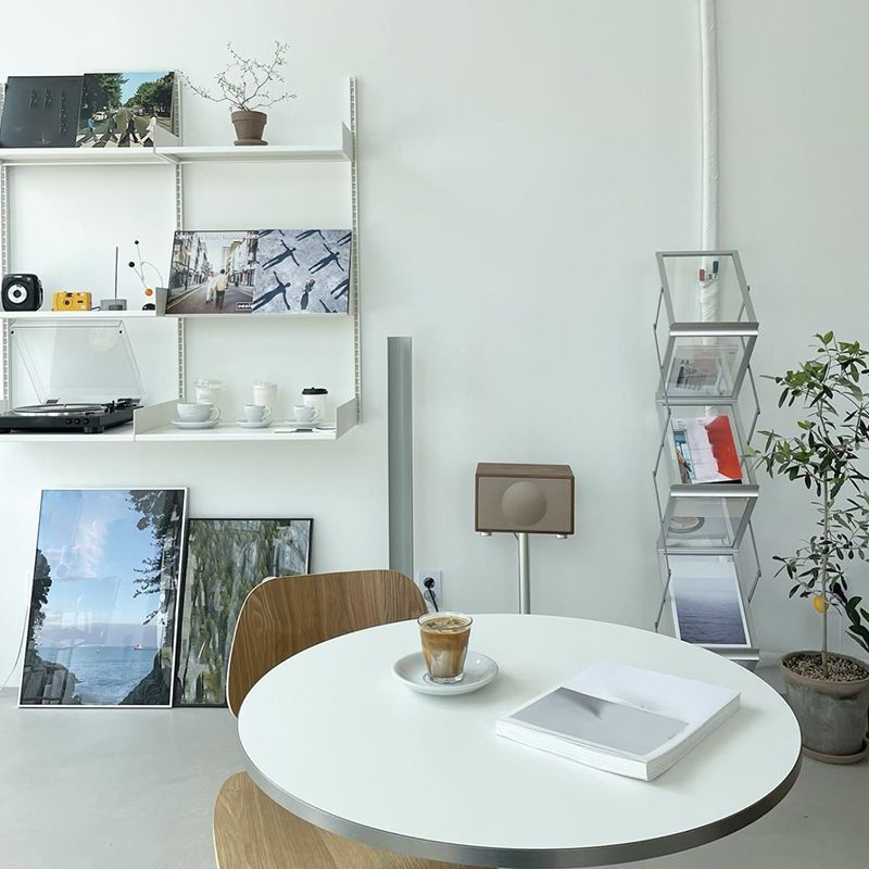 Modern MDF Round Dining Table Standard White Dining Table with Pedestal Base