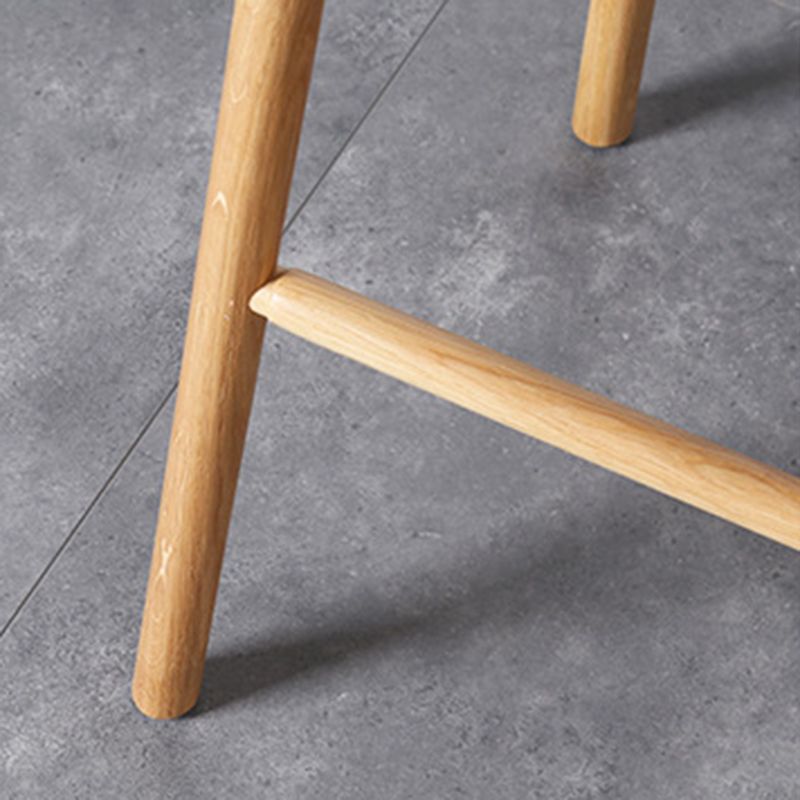 Taburete de bar interior de plástico sin brazos, moderno, con reposapiés y base de madera