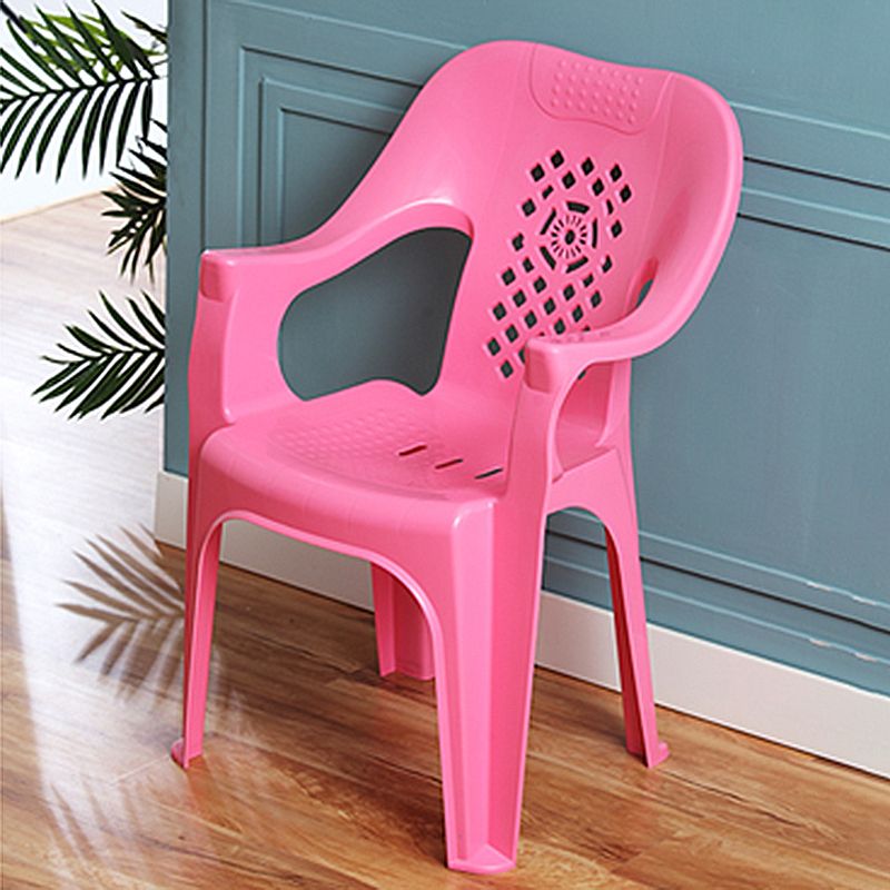 El plástico moderno que cena el brazo preside el hogar apilable interior que cena el sillón