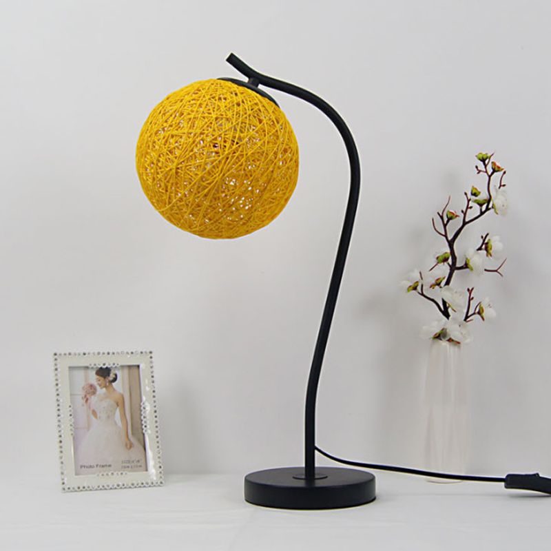 Lampada da tavolo fatta a mano gialla/avorio in stile campagna da tavolo a 1 luce con tonalità a sfera per camera da letto