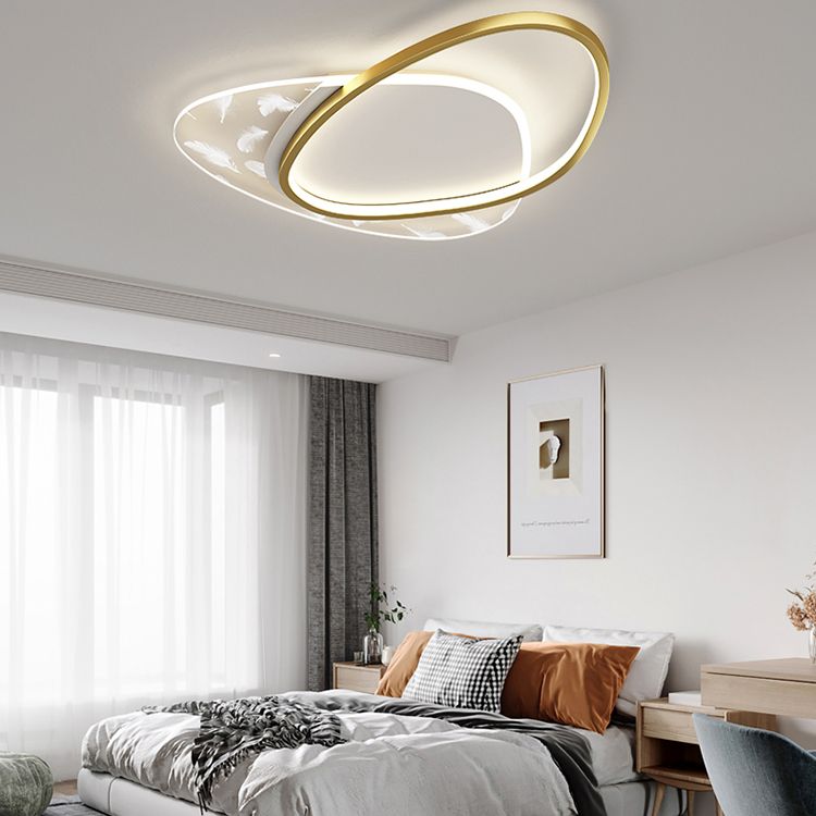 Verspreid ovale LED-plafondlamp in moderne eenvoud, smeedijzeren plafondarmatuur voor binnenruimtes