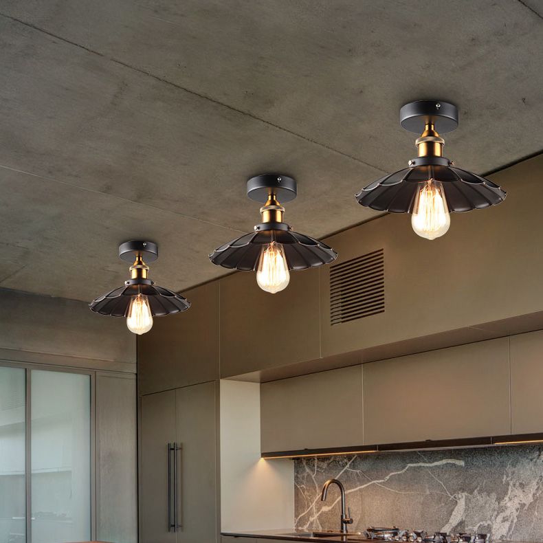 Lampada da soffitto industriale in metallo leggero con bordi smerigliati 1