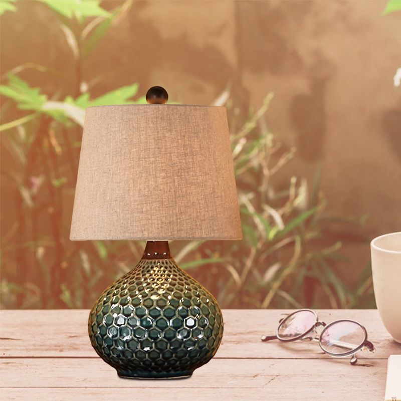 Lampada da notte in tessuto a tamburo affusolato Lampada da tavolo da soggiorno retrò a 1 luce in bianco/caffè con base in ceramica a cipolla