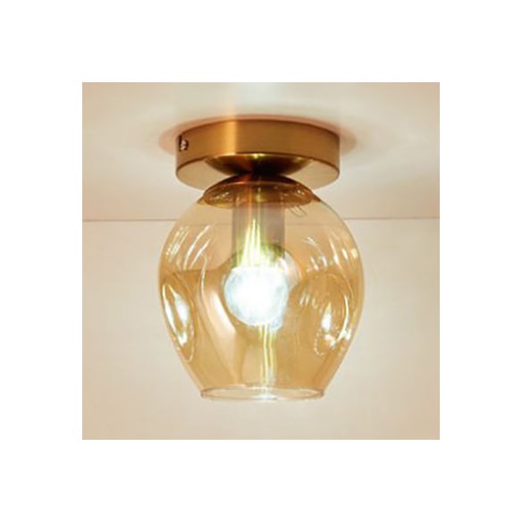 Un illuminazione a soffitto in lampadina a bolla industriale in vetro di vetro increspato semi -filo in ambra