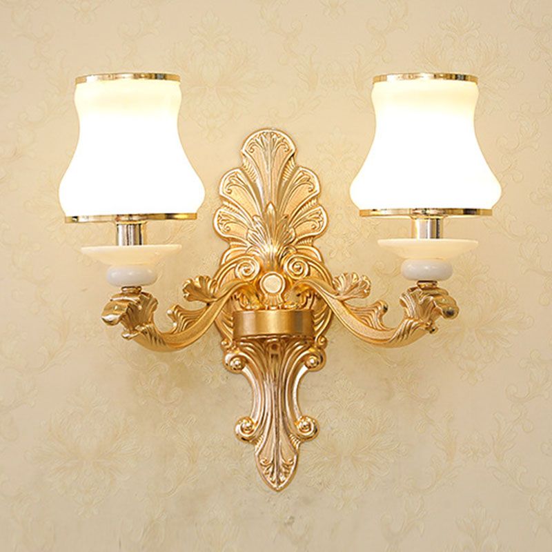 Lámpara colgante de la sala de estar del brazo curvo Luz de lámpara moderna con sombra de vidrio de ópalo de urna