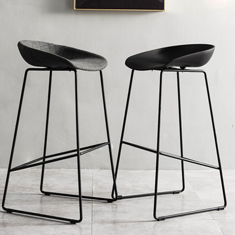 Tabourets de comptoir scandinaves en plastique et acier, sans dossier, avec siège baquet (Ensemble de 2)