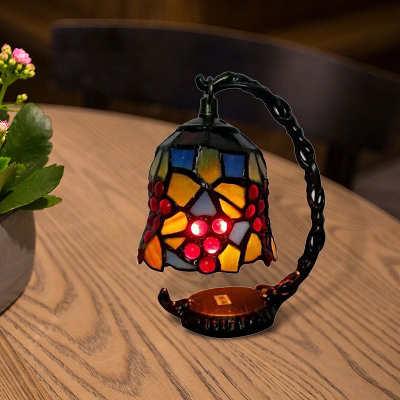 Accensione mini da tavolo rustica con braccio curvo e uva/fiore/libellula macchiata di vetro 1 leggero lampada da tavolo in bronzo per camera da letto