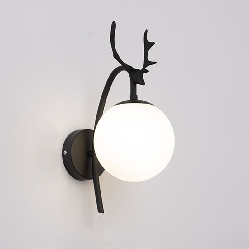 Lámpara de lámparas de apliques de pelota de vidrio de estilo simple Lámpara de pared de asta de una cabeza para dormitorio