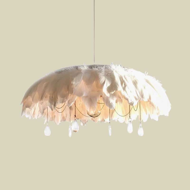 Zeitgenössische Feder hängende Lampenmaterial 1-Kopf-Wohnzimmeranhänger in Weiß mit Kristallabfall