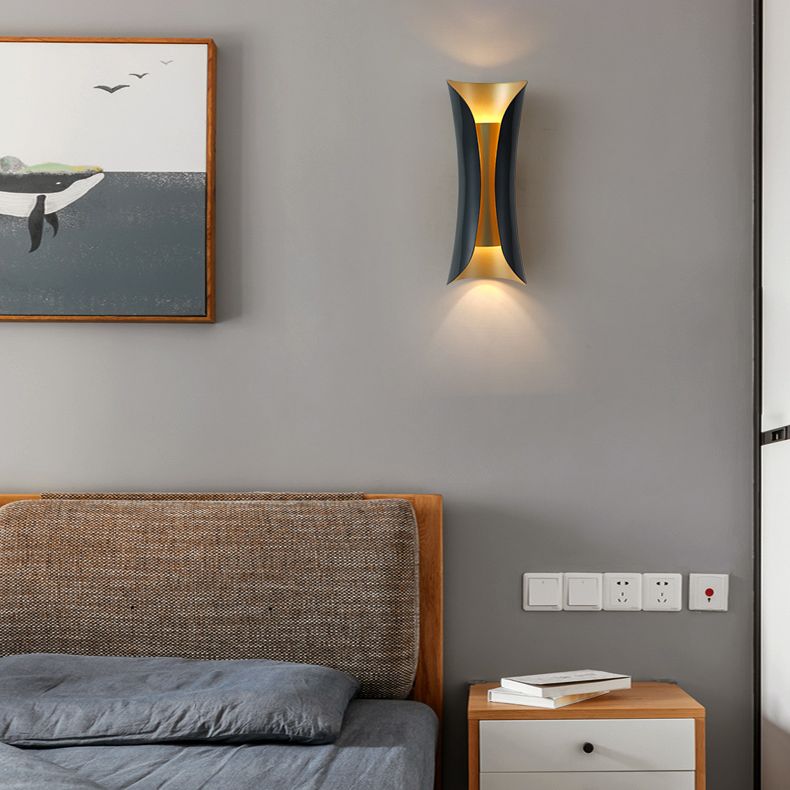 Lampada montata a parete curva Postmoderna semplicità lampada da monte in metallo per soggiorno