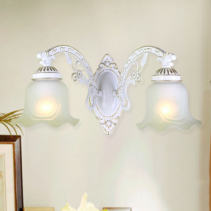 Black / White Sicloped Sconce Light Retro Retro Grosted Glass Shade 1/2-Light Room Room Wall Lampe avec bras incurvé