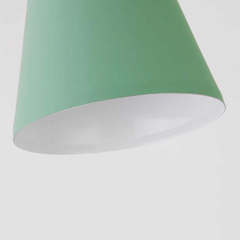 Plafonnier à pendentif conique de style moderne.