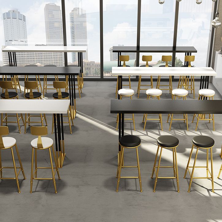 Table de la table de style nordique Pine Top Pub Table avec cadre en or noir (seule table)