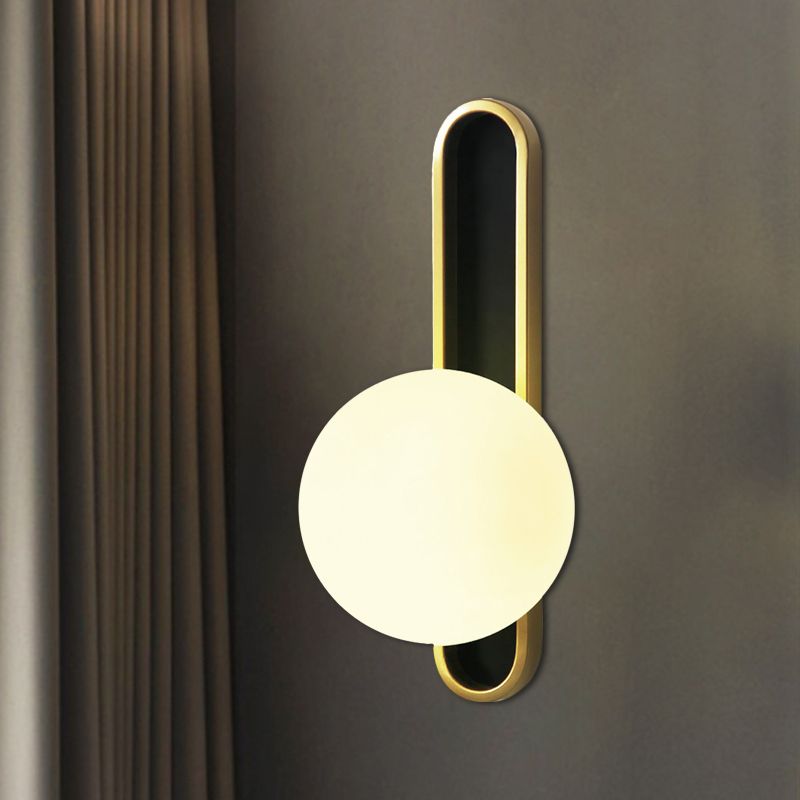Lampe murale de sphère industrielle 1 lumière claire aléatoire / éclairage mural en verre blanc avec plaque arrière oblongue