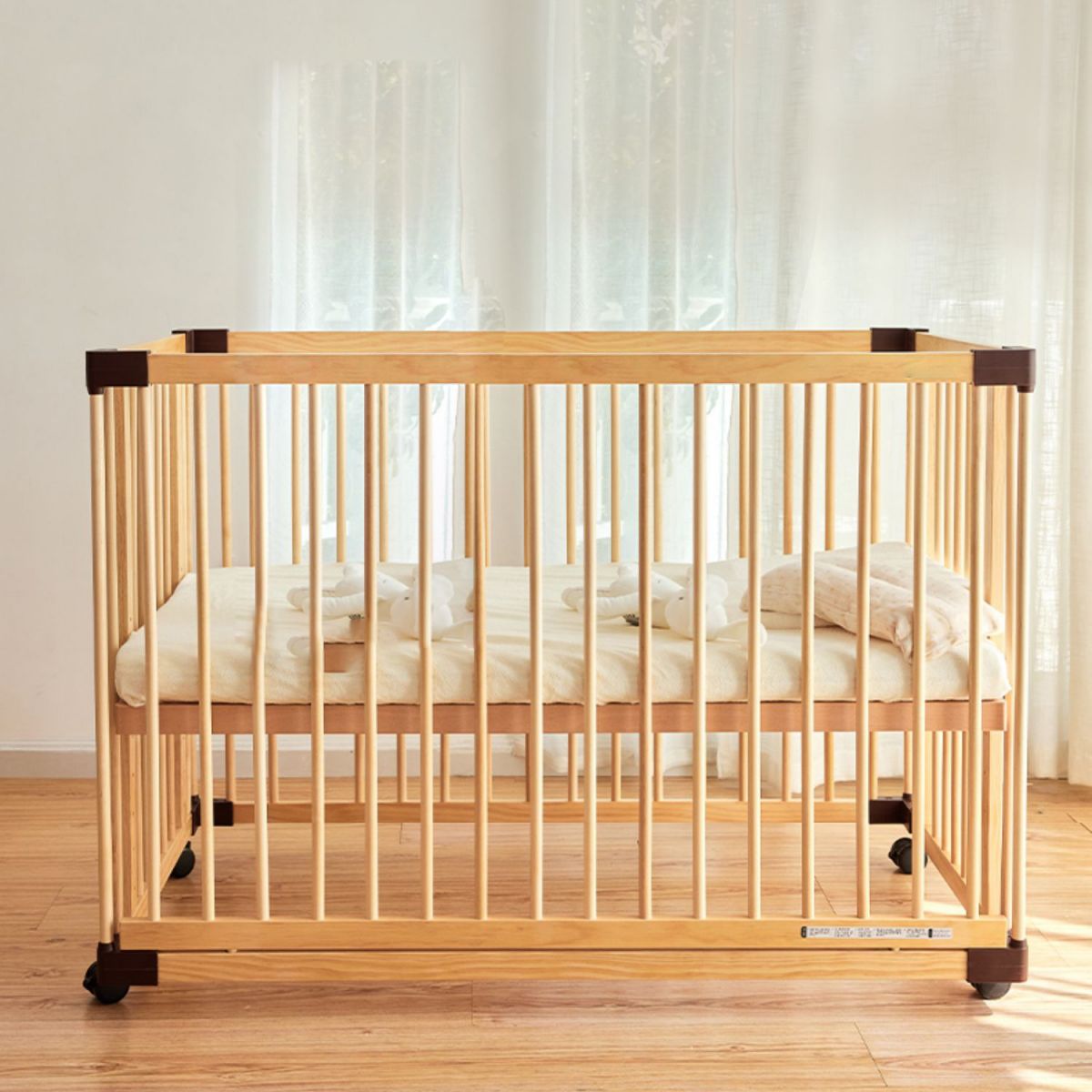 Light Wood Nursery Crib Modern Nursery Crib with Casters/Wheels