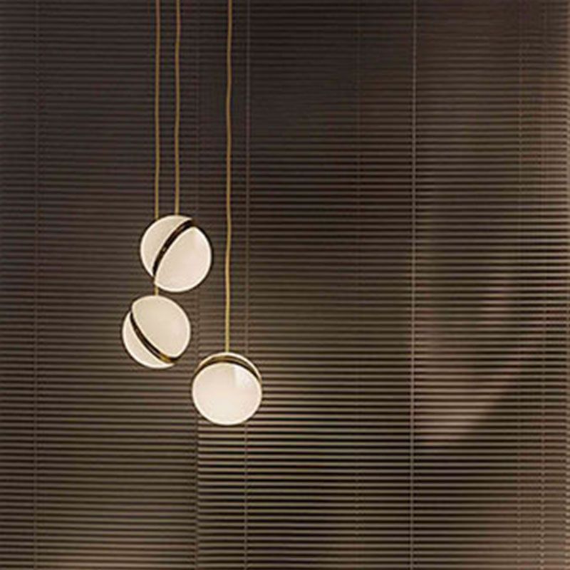 Luz de colgante de bola acrílica blanca Lámpara de suspensión de techo de una cabeza para dormitorio