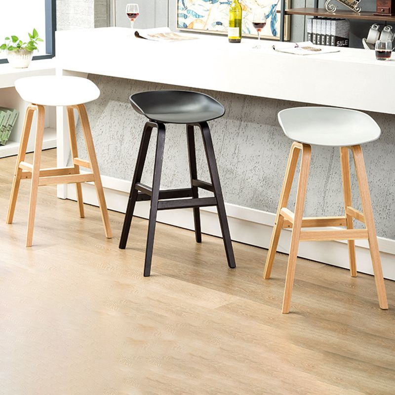 Taburetes de bar escandinavos sin respaldo de los taburetes plásticos de madera con el asiento del cubo