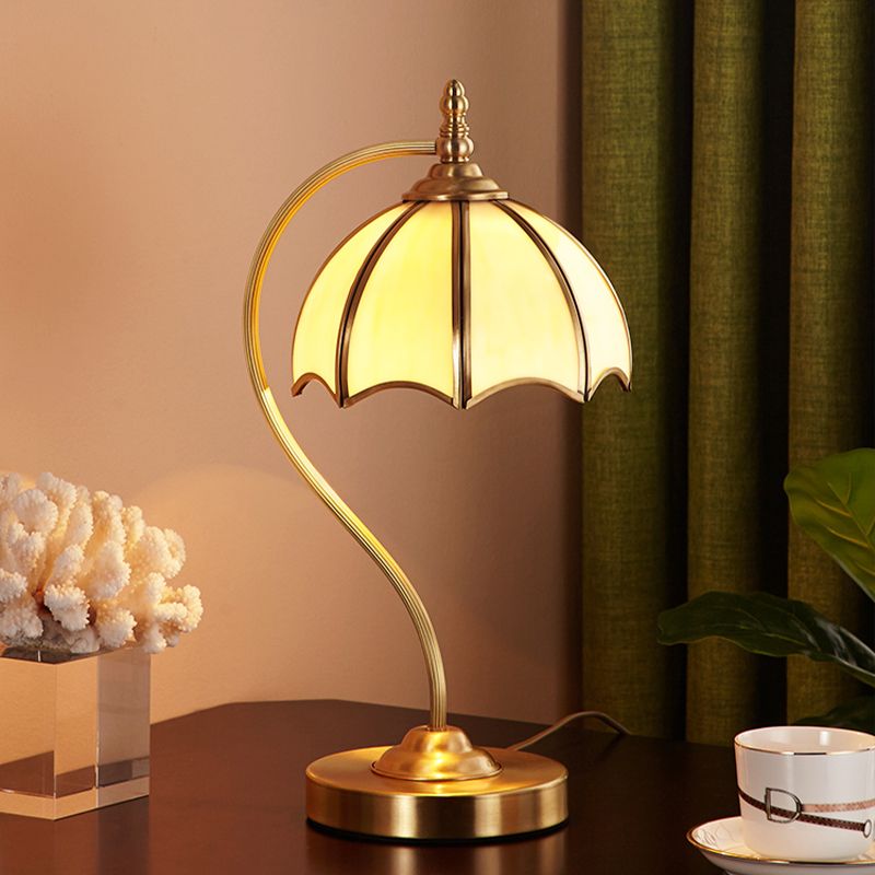 Lampada da tavolo in vetro opale dorato smerlato a 1 luce illuminazione notturna in stile coloniale con braccio curvo