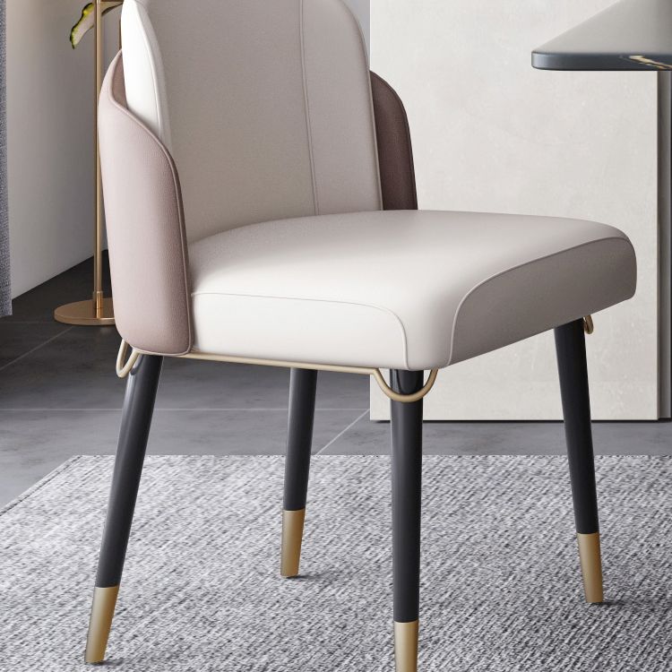 Ensemble de salle à manger minimaliste avec haut de table de pierre fritté et ensemble de table de base d'or