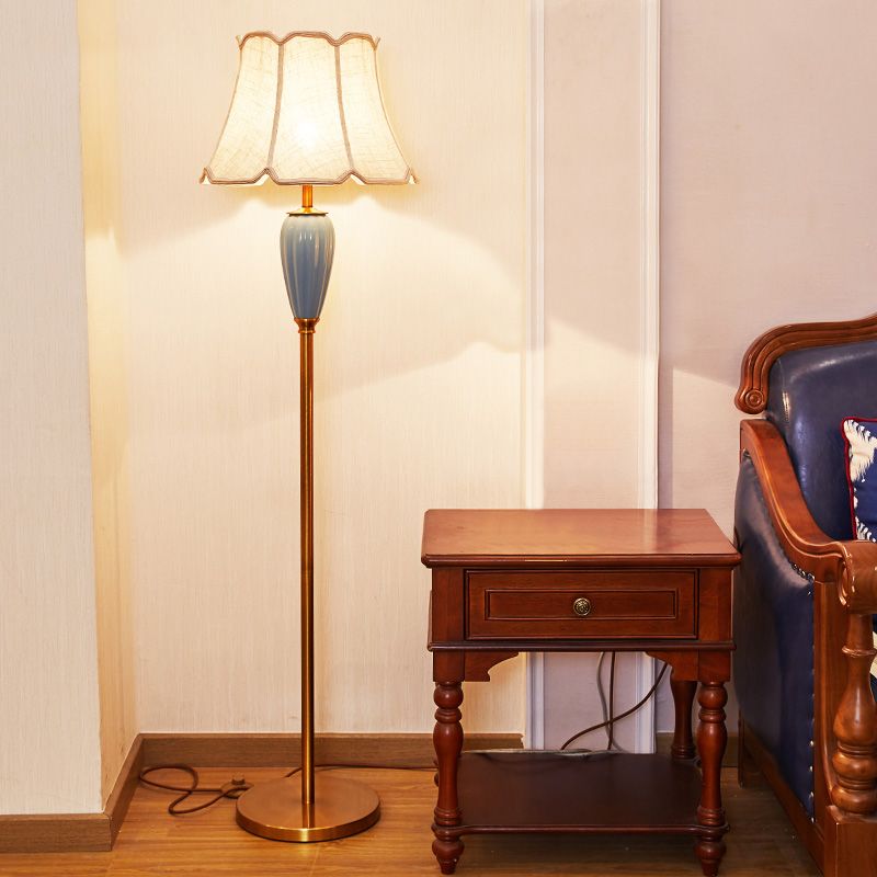 1��Head Stand Up Lamp Classic Tapered Shade Fabric Floor Lighting in Gold for Living Room