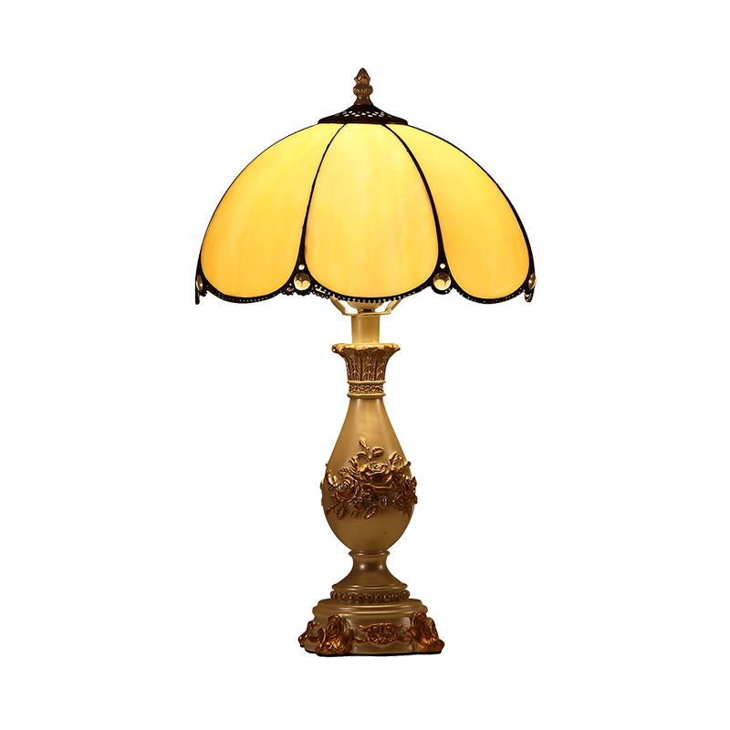 Lámpara de mesa de vidrio beige de beige de pétalos clásicos pétalos con base de jarrón tallado