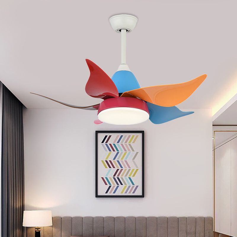 Éclairage de ventilateur à floral blanc moderne style nordique de 35,5 "de largeur de large lempe à plafond semi-fluste pour le salon avec 5 lames colorées