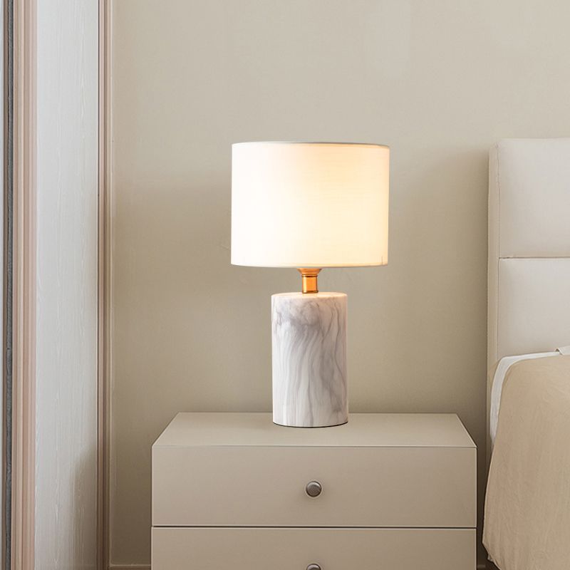 1 Kopf schattierte Aufgabenbeleuchtung Modernismus Stoff kleine Schreibtischlampe in Weiß mit Marmorbasis