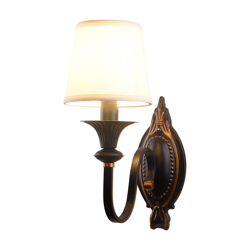 1 Funzione di illuminazione da parete con il cono leggero Countryside Black Fabric Sconce Light con braccio sinuoso