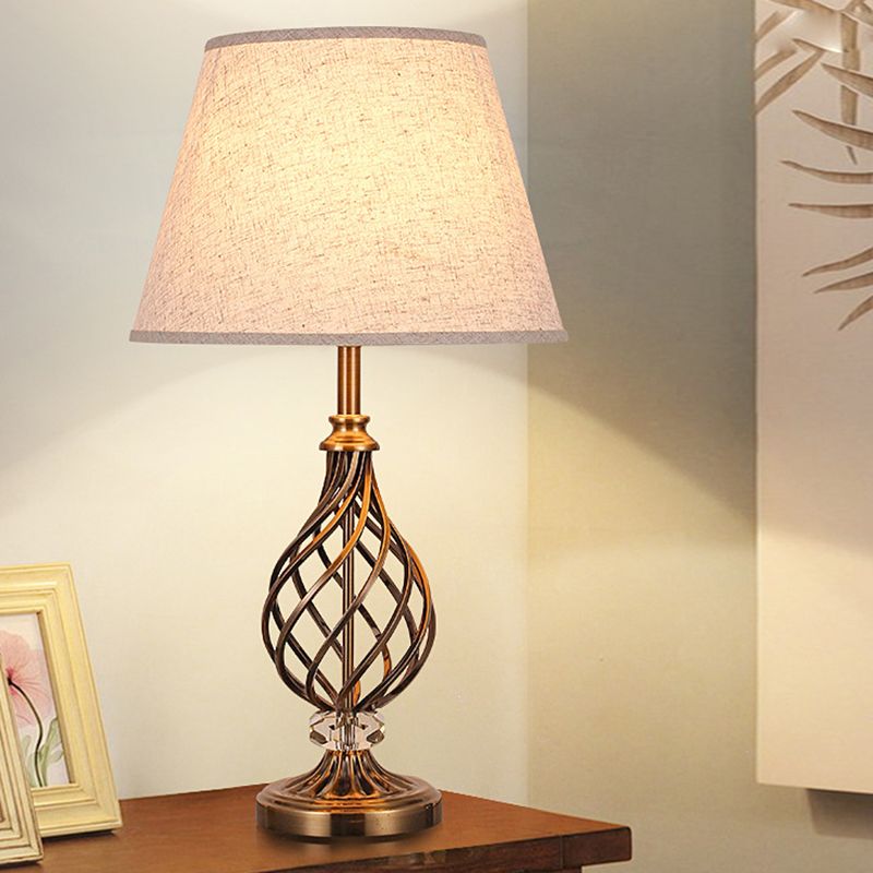 Lampe de table conique en tissu, lampe de bureau moderne grise à 1 ampoule avec base métallique dorée découpée au laser