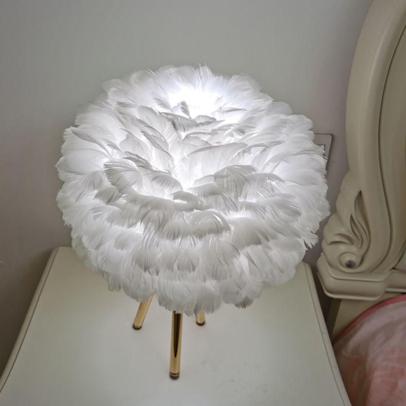 Lámpara de escritorio de plumas creativas de estilo moderno de escritorio para dormitorio