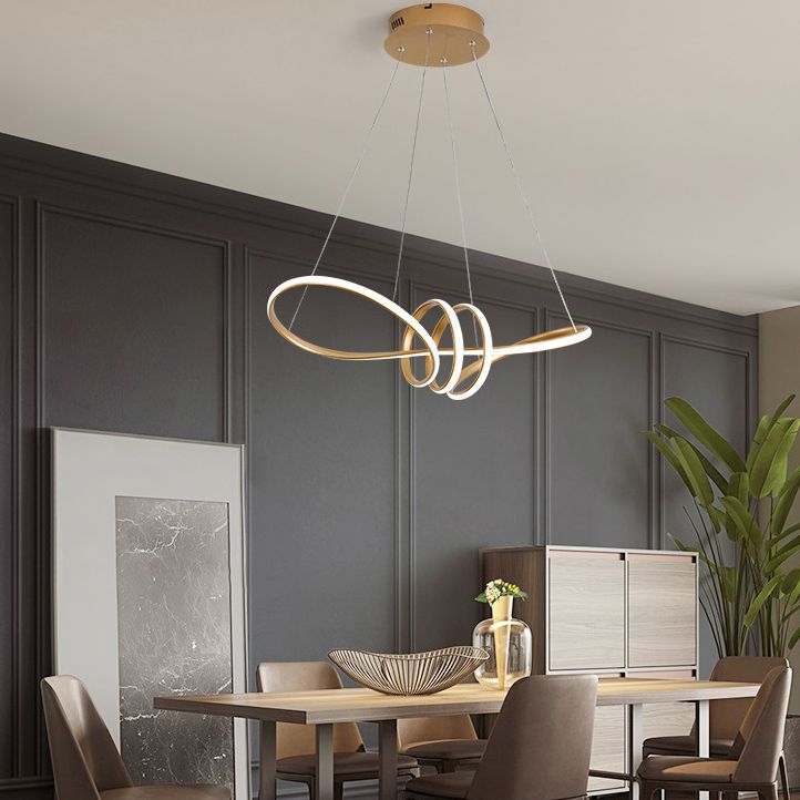 Minimalistischer Knoten geformtes Lampe Acrylrestaurant LED linearer Kronleuchter in Gold