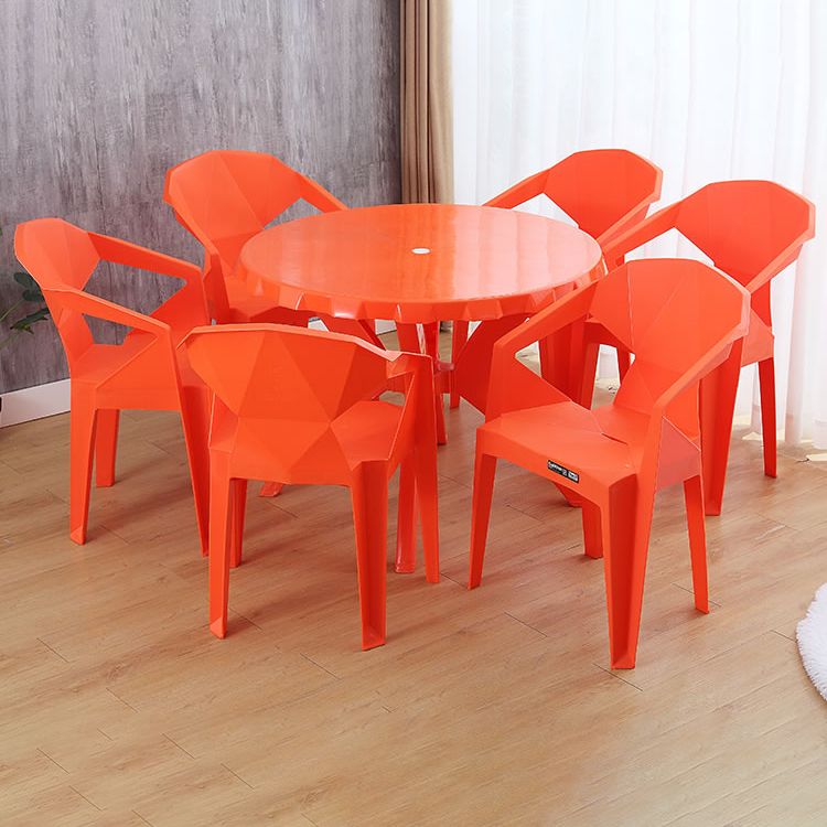 El plástico moderno que cena el patio trasero lateral al aire libre de las sillas del brazo cena los sillones