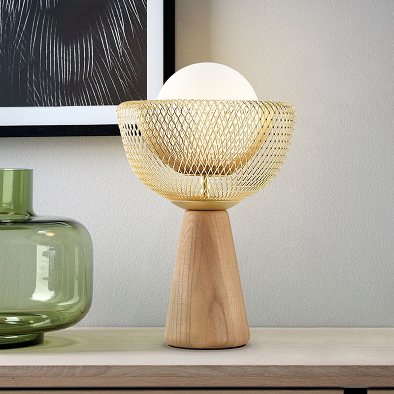 Illuminazione da comodino a ciotola Lampada da scrivania in legno modernista in metallo con 1 lampadina per camera da letto in beige con paralume in vetro opale sferico