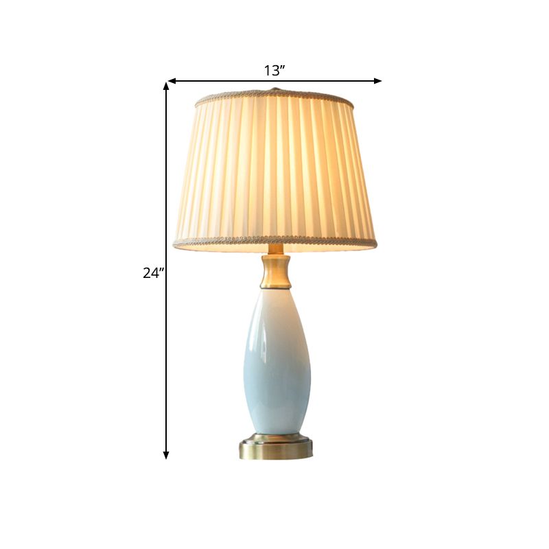 Retro -Style -Kegel -Nacht -Licht 1 Kopfstoffschischtisch -Lampe mit blaues Keramik Oval Dekor in Weiß