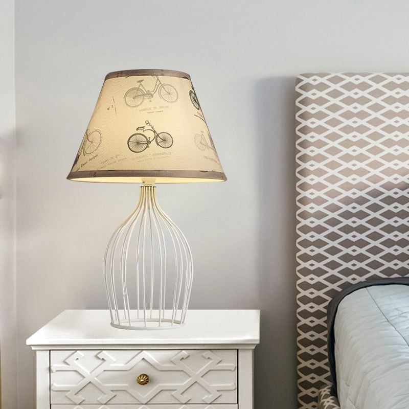 Luz de mesa nocturna de cónica blanca tela tradicional 1 cabezal lámpara de escritorio de sala de estar con base de jaula de alambre