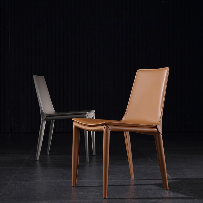 Silla lateral curvada de cuero contemporánea Silla Parsons con acabado mate