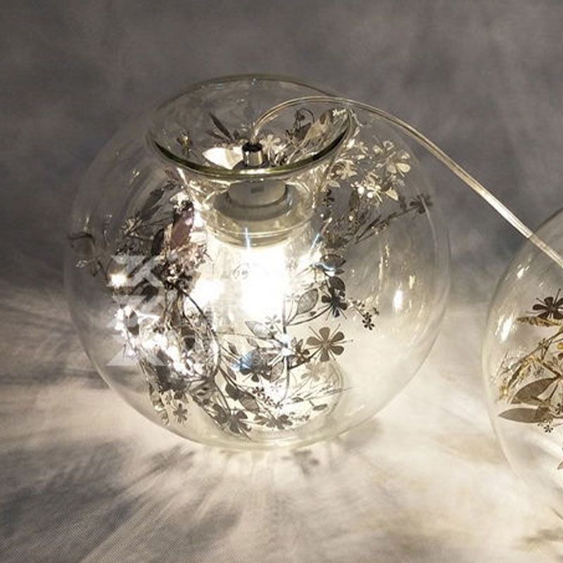 Un capestro a basso globo appeso vetro trasparente moderno ciondolo di illuminazione moderna