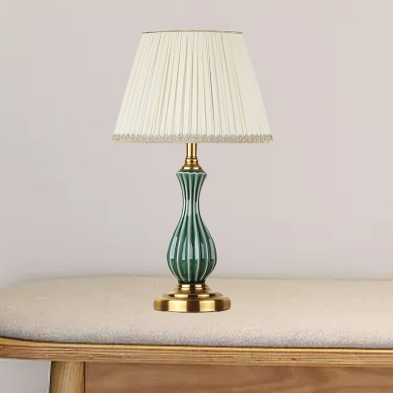 1 Glühbirnen-Stofftischlampe Traditionelle weiße, überbesserte/konische Schlafzimmer-Nachttischbeleuchtung mit Keramik-Urnen-Förster-Basis