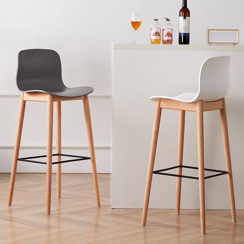 Modern Low Back Stool Plastic Footrest Bar Stool with Solid Wood Legs
