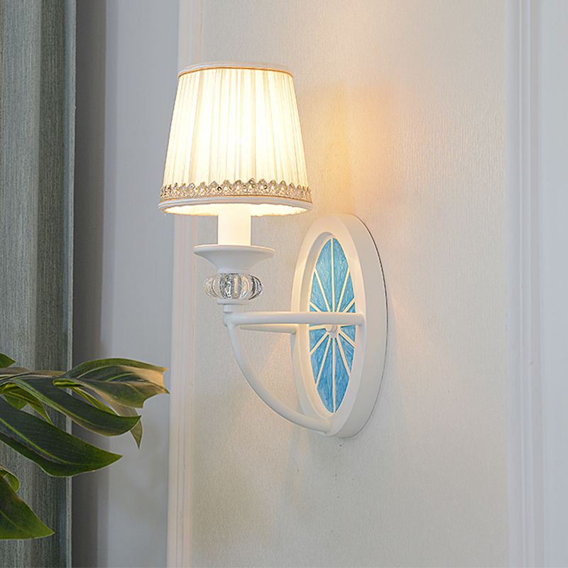 Lámpara de apliques elíptico de hierro moderno 1 cabezal de la sala de estar luz de pared en azul con la sombra del imperio de tela plisada