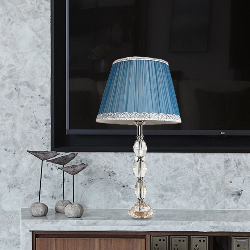 Lampada da tavolo affusolata per camera da letto tradizionale in tessuto 1 lampada da notte azzurra con sfera di cristallo decorativa