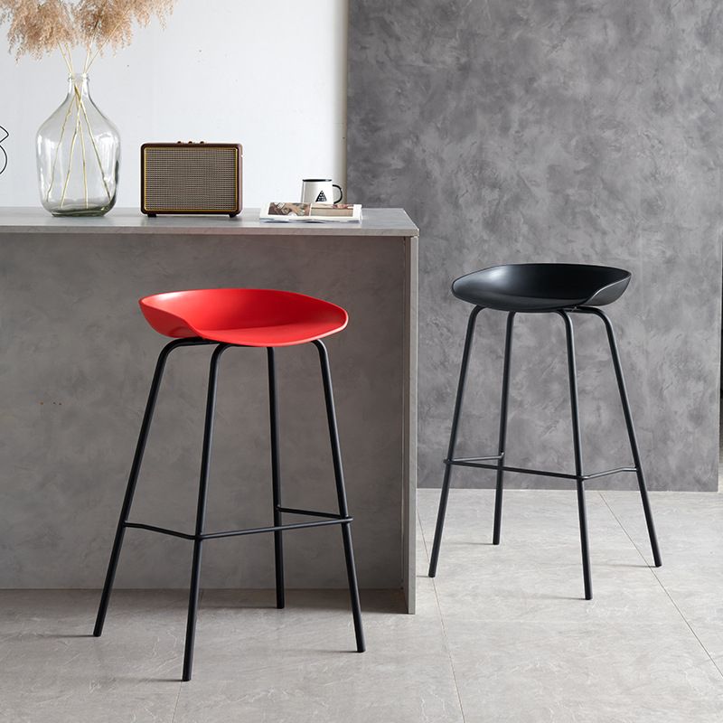 Taburetes de contraates de plástico de metal escandinavo taburetes de bar sin respaldo con asiento de cubo