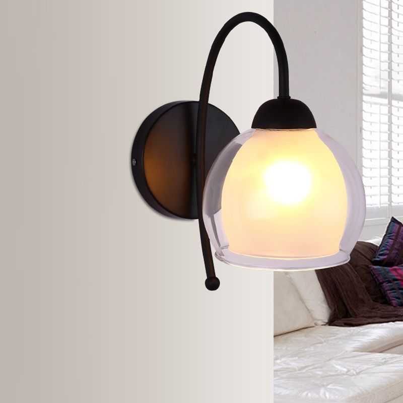 Lampada da parete tradizionale a singola luce globale in vetro chiaro e smerigliato con braccio a bassa con braccio a collo di cigno