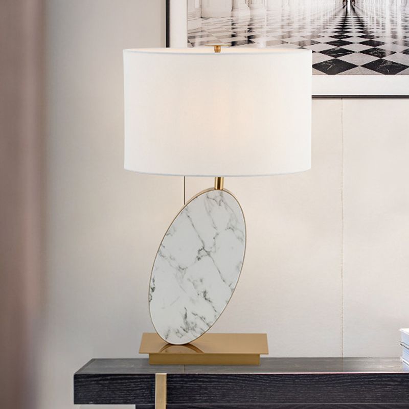 1 Kopf schattierte Aufgabenlampe moderner Stofftisch Licht in Weiß mit Messingrechteck -Metallbasis