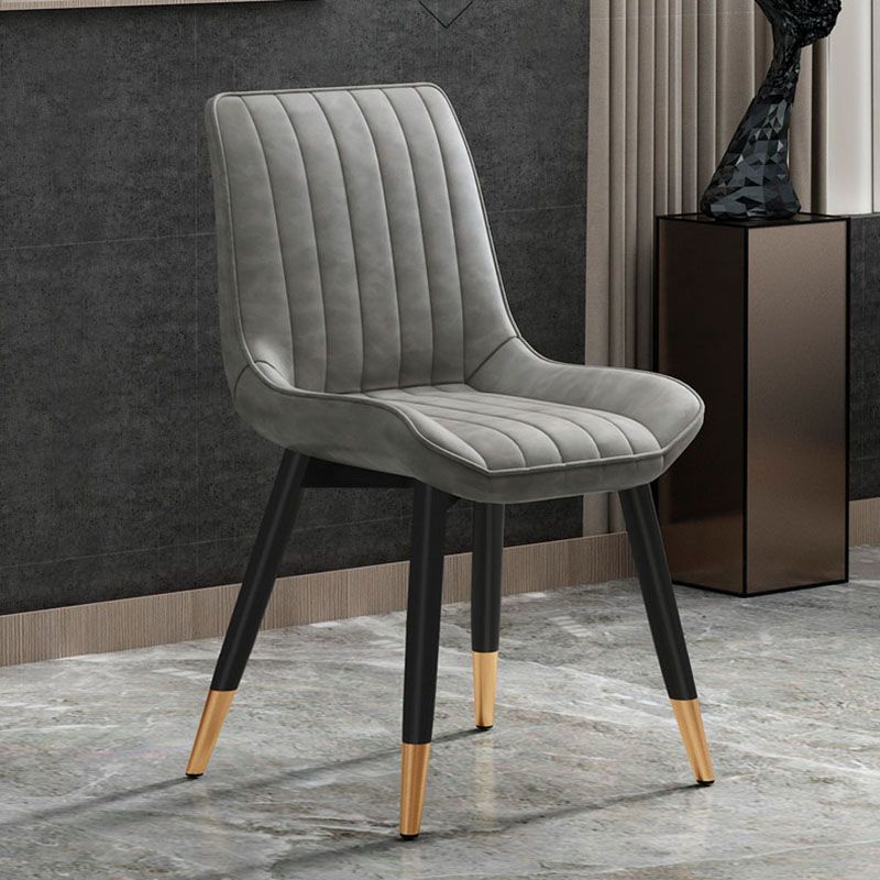 Silla auxiliar de comedor contemporánea Silla Parsons curvada de cuero con acabado mate