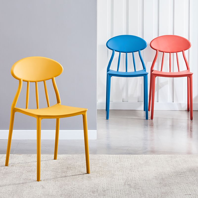 Moderne keuken plastic eetkamerstoelen open rug aan zijkant armloze stoelen