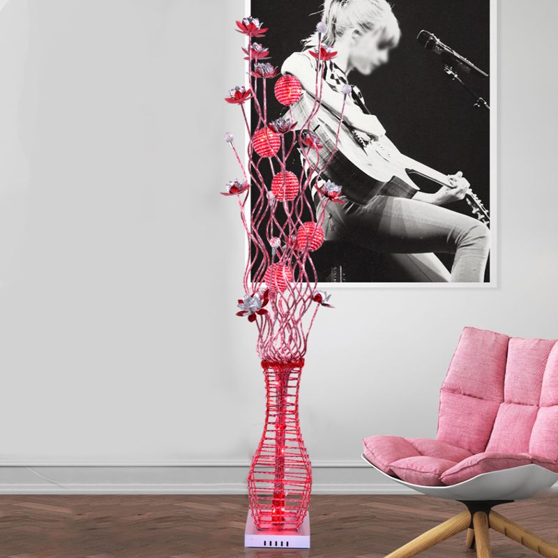 Ramo albero in alluminio in piedi su leggero comodino decorativo a led fiore lampada da pavimento con vaso in nero in nero e argento/rosso