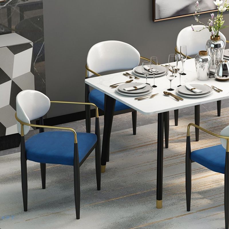Silla de comedor tapizada estilo diseñador con respaldo abierto y acabado mate